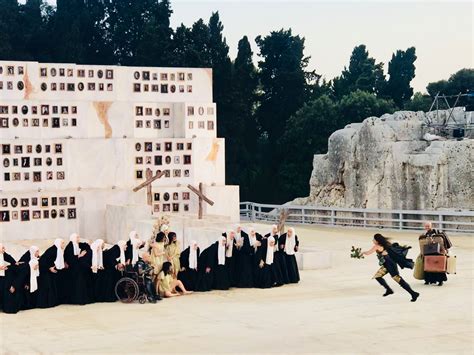 La Sconcertante Performance di Tom Jones al Festival del Teatro Greco! Una Fuga dalle Norme e un'Esplosione di Passione